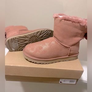 Brand new Ugg boots size 9 never worn rose colored with a shimmer